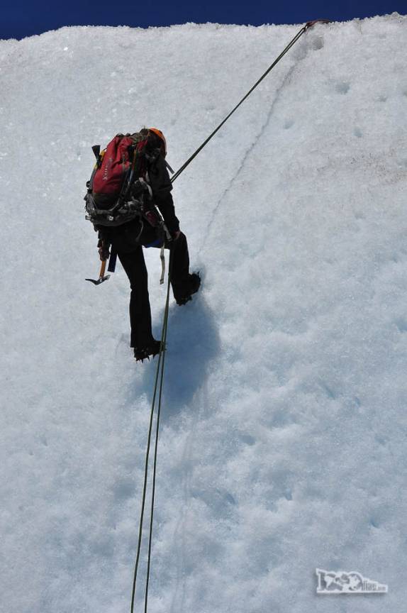 O guia desce de rapel uma parede de gelo no glaciar Viedma, no Parque Nacional Los Glaciares, região de El Chaltén, no sul da Argentina